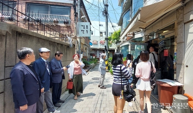 유명맛집에서 점심식사를 기다리는 모습