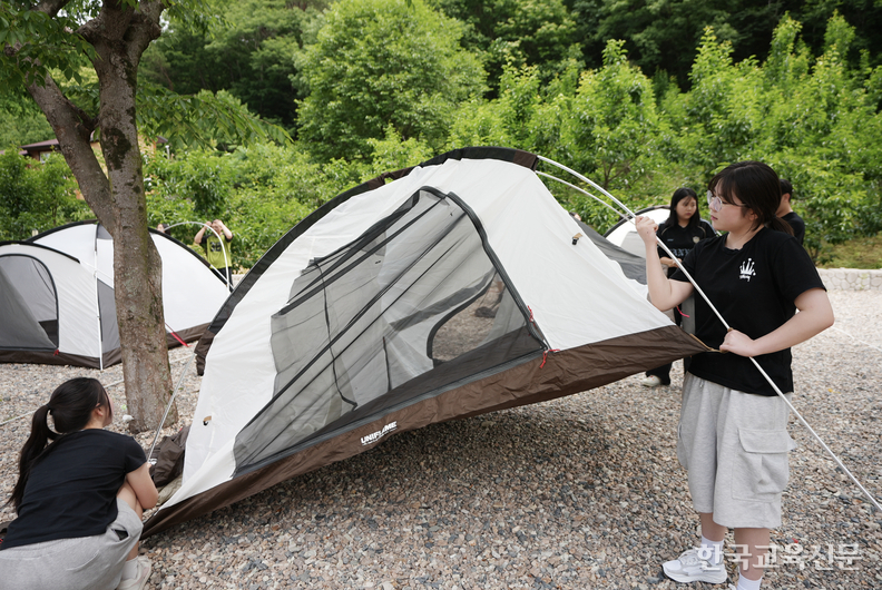 2학년 학생들이 숙소로 사용할 텐트를 설치하고 있다. /군산대성중 제공