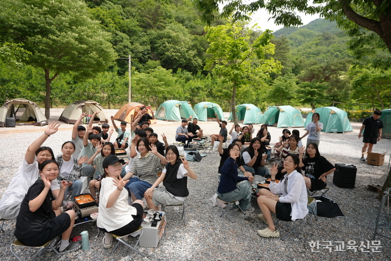 학생들이 직접 만든 점심을 나누며 즐거운 시간을 보내고 있다. / 군산대성중 제공