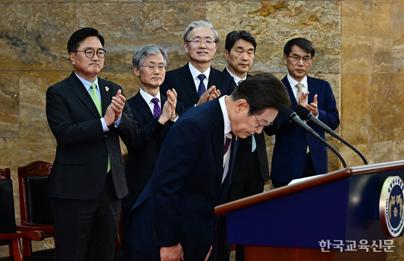 이주호 전 대통령 권한대행 부총리 겸 교육부 장관(오른쪽 2번째)가 지난 4일 서울 여의도 국회에서 열린 이재명 대통령 취임선서식에 참석해 박수를 치고 있는 모습. /국회사진기자단
