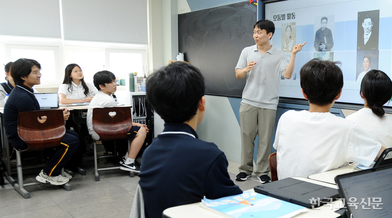 강한겨레 교사가 호국 영웅들에 대해 설명하며 수업을 진행하고 있다.