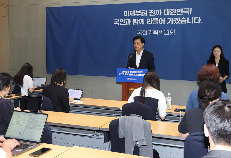 조승래 국정기획위원회 대변인이 19일 정부세종컨벤션센터에서 기재부, 교육부 등 각 부처 업무보고와 관련한 설명을 하고 있다. /연합뉴스 