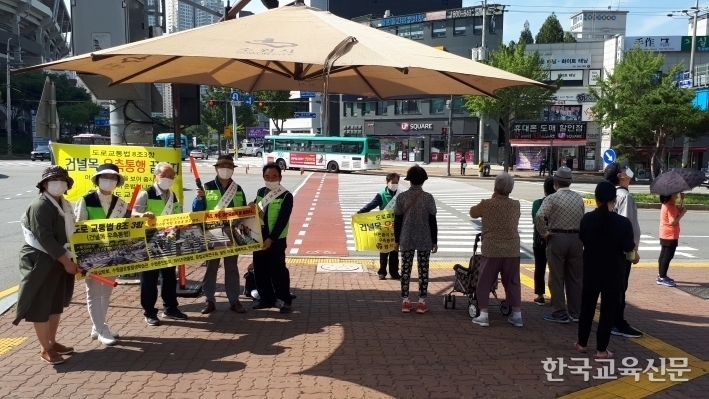 수원 장안구청 사거리에서 우측통행 캠페인