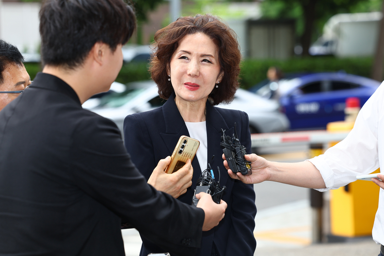 이진숙 사회부총리 겸 교육부 장관 후보자가 30일 서울 영등포구 한국교육시설안전원에 마련된 인사청문회 준비 사무실로 출근하며 취재진의 질문에 응하고 있다. /연합뉴스