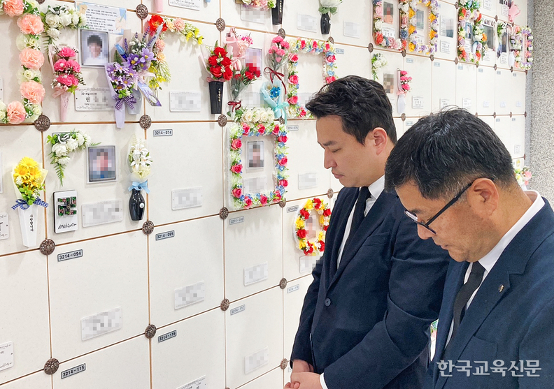 강주호 한국교총 회장(왼쪽)과 서영삼 제주교총 회장이 7일 제주의 한 추모공원을 찾아 고인에 대한 애도 묵념을 하고 있다.