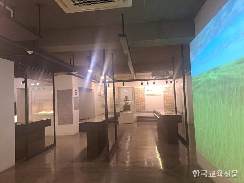 1층 전시실 - 시인의 흉상과 그의 대표적인 시 '풀'을 소개하고 있다.