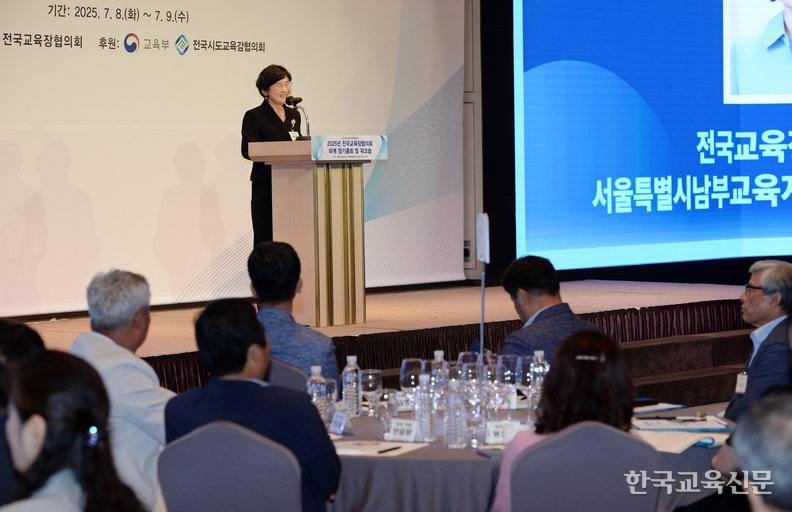 한미라 회장이 인사말을 하고 있다.