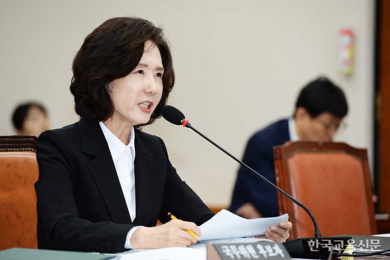 본인의 논문 의혹을 적극 해명하고 있는 이진숙 후보자.