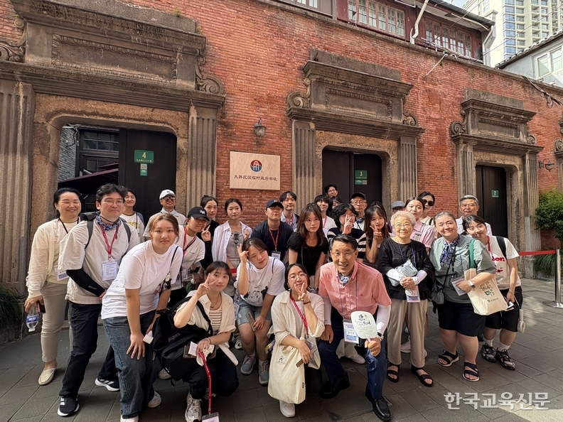 9일 매헌·심산기념관 관계자, 대학생 서포터즈들이 상하이 대한민국임시정부기념관에서 단체 사진을 찍고 있다.
