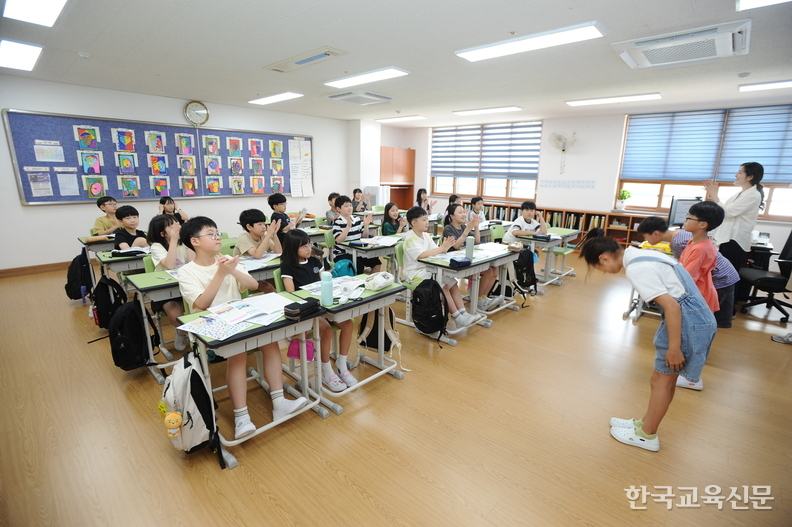 1학기 동안 수고한 학급 임원들의 인사에 박수로 화답하는 학생들 모습.