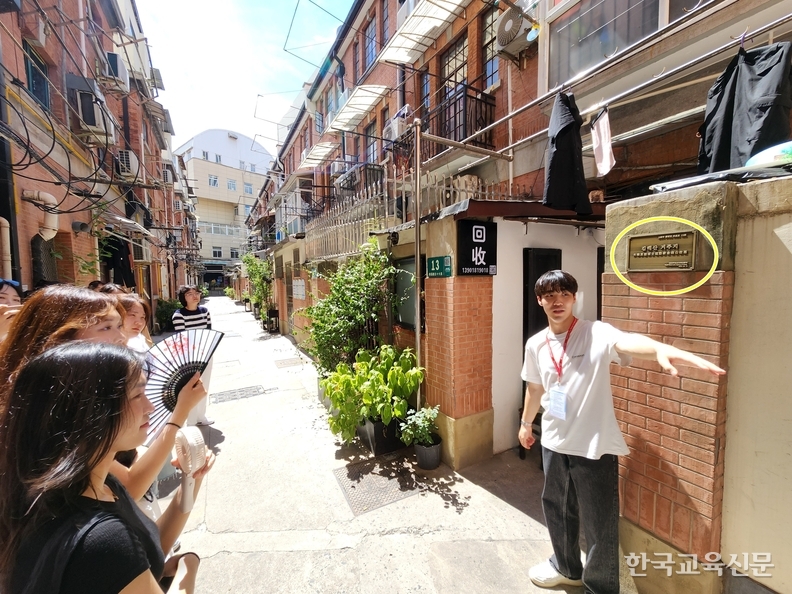 박준용(서울대 2년) 학생이 8일 중국 상하이 원창리 골목을 찾은 자리에서 고교 동아리 시절 김해산 거주지 현판을 설치한 과정을 설명하고 있다.