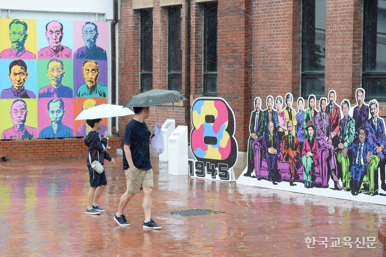 13일 오후 박물관을 찾은 한 가족이 <되찾은 시간 위에:열다섯 빛의 얼굴들> 작품을 관람하고 있다.