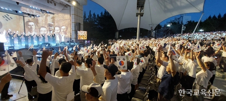 대한독립만세를 외치는 참가자들