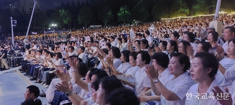 관객들이 환호를 하고 있다.