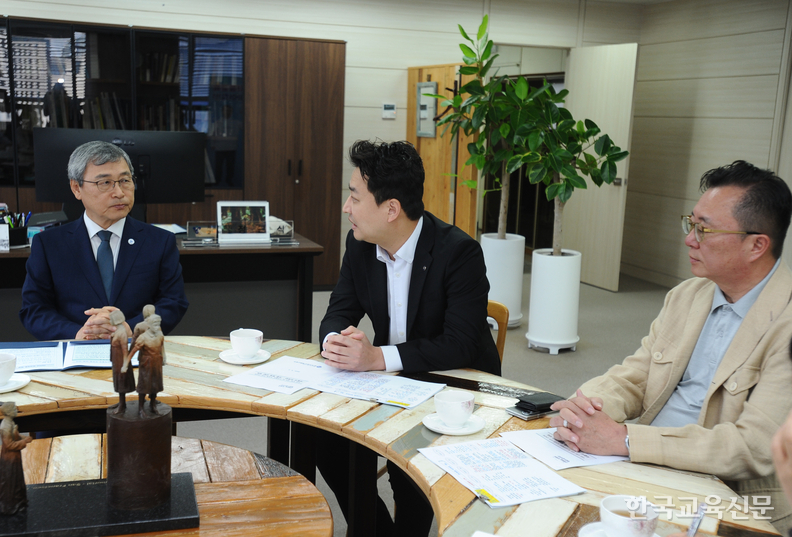 2일 서울교육청에서 열린 간담회에서 강주호 한국교총 회장이 현안에 대해 설명하고 있다. 왼쪽부터 정근식 서울교육감, 강 회장, 김성일 서울교총 회장. 이효상 기자