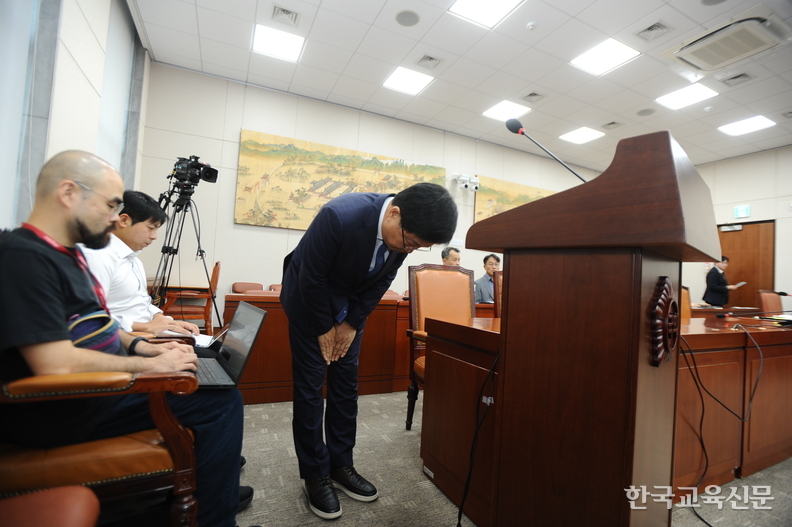 2일 서울 영등포구 국회에서 열린 부총리 겸 교육부 장관 후보자 인사청문회에서 최교진 후보자가 모두 발언을 하며 인사를 하고 있다. /이효상 기자 