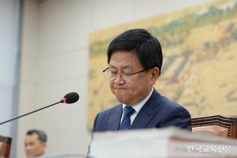 2일 서울 영등포구 국회에서 열린 부총리 겸 교육부 장관 후보자 인사청문회에서 최교진 후보자가 답변에 앞서 생각을 하고 있다. /이효상 기자