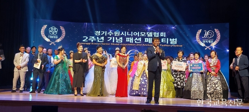 시상식 후 수원문화원 김봉식 원장이 행사 소감을 발표하고 있다.