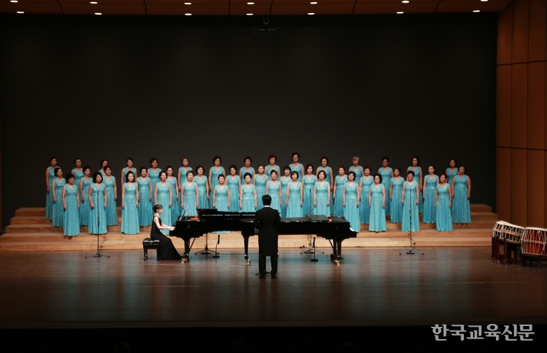 특별출연한 제주 신성동문합창단 공연 모습 (사진=합창단 제공)