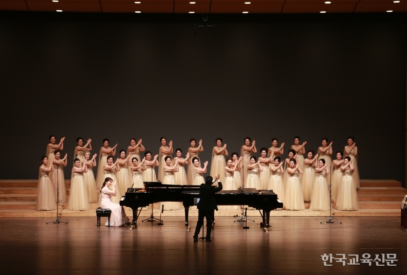 지휘자, 반주자, 단원이 한마음이 되어 손뼉을 치고 있다.(사진=합창단 제공)