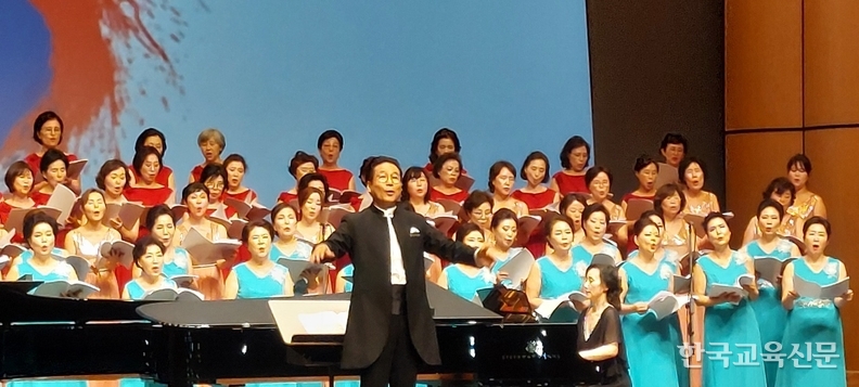 송흥섭 지휘자가 연합합창단과 관객이 함께 부르는 앵콜곡 '아리랑'을 지휘하고 있다.