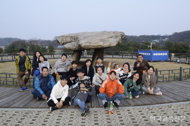 강화도 고인돌 답사 기념 사진. 뒷줄 오른쪽이 우장문 선생님. 사진=우장문 제공