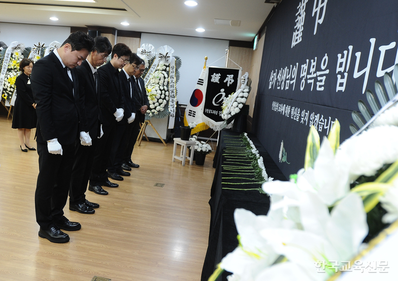강주호(맨 왼쪽) 한국교총 회장 등 교총 대표단이 14일 충남 아산교육지원청에 마련된 충남 ○○중 A교사 추모 공간을 방문해 조문하고 있다. 이효상 기자