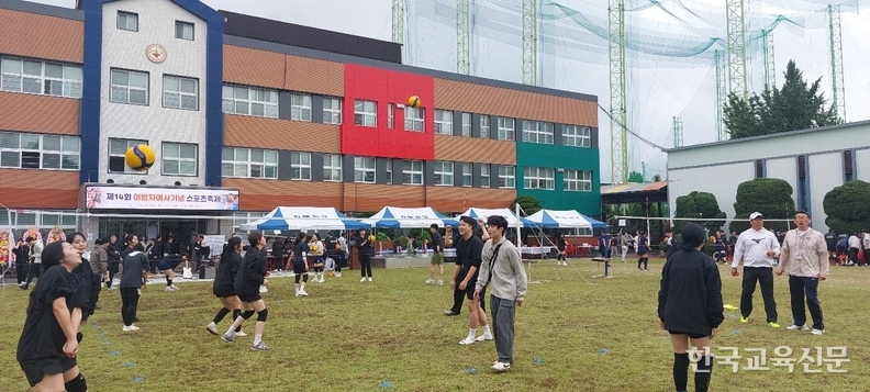 경기 전 몸풀기를 하고 있는 선수들
