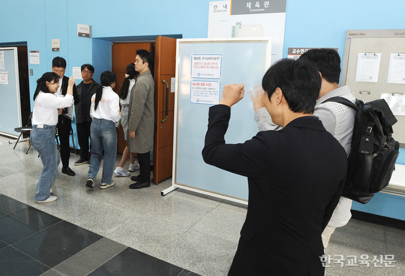 발표장으로 입장하는 발표자들을 동료들이 응원하고 있다.