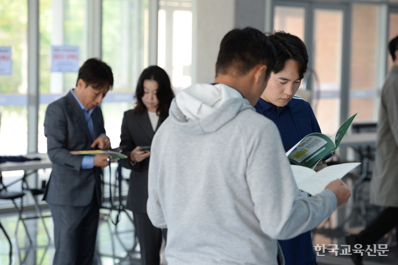 자료전 전략 구상? 삼삼오오 모이여있는 출품자들은 자료들을 들여다보며 발표를 준비하고 있다.