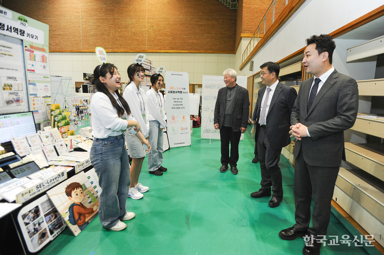 강주호 한국교총 회장(오른쪽)이 19일 경인교대에서 열린 제56회 전국교육자료전의 전시 작품들을 관람하고 있다. /이효상 기자