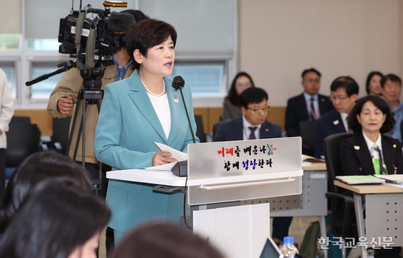 22일 대구 수성구 대구교육청에서 열린 대구·강원·경북교육청 국정감사에서 강은희 대구교육감이 업무보고를 하고 있다. / 연합뉴스 