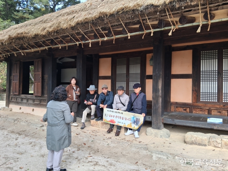 김유정 생가에서 문화해설사의 김유정 이야기를 듣고 있다.