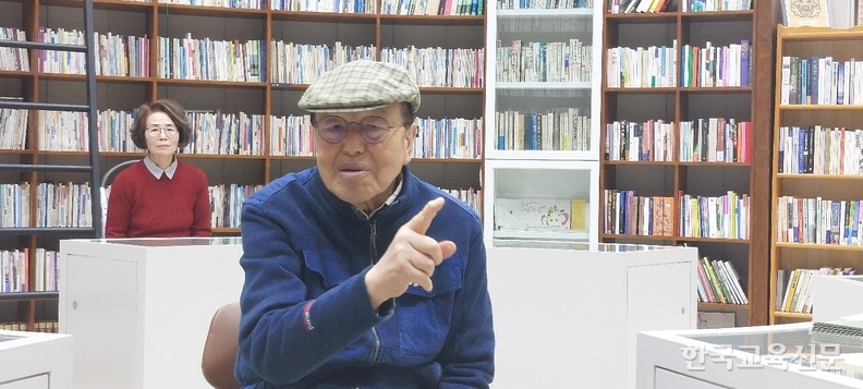전상국 작가가 문학에 대해 이야기 하고 있다. 방문한 작가들을 위한 1시간 특강이다.