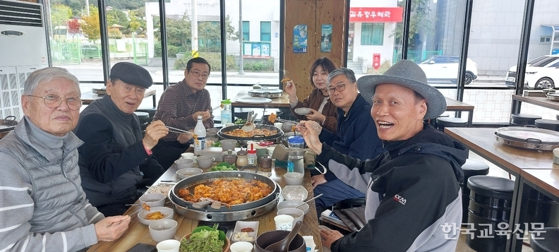 오늘 점심 메뉴는 춘천 닭갈비. 음식점  너머에 '김유정 우체국'이 보인다.