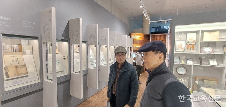 '전상국의 문학의 뜰' 전시장을 둘러보고 있다.