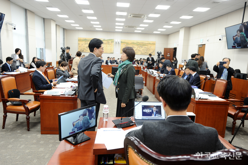 30일 서울 영등포구 국회 교육위원회에서 열린 교육부 등 종합감사에서 고민정 더불어민주당 간사와 조정훈 국민의힘 간사가 의사진행을 협의하고 있다.  / 이효상 기자 