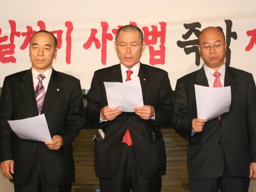 삭발식 후 사학법 재개정 촉구 성명서를 낭독하고 있는 세 의원. 사진 왼쪽부터 김충환, 이군현, 신상진 의원.