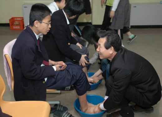 봉남중은 이달 초 교장이 교사와 학생들의 발을 씻어주고, 교사는 학생들의 발을 씻어주는 ‘발 씻김’ 행사도 가졌다.