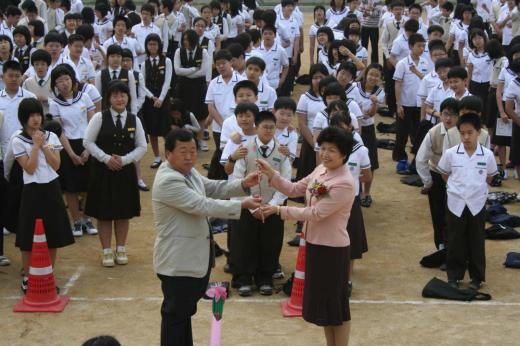 이천 증포중 학부모 대표가 고애경 교장에게 ‘사랑의 회초리’를 전달하고 있다.