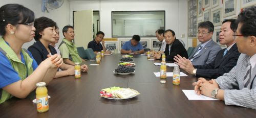 이원희 교총회장은 답방 형식의 이날 간담회에서 교단 화합과 신뢰회복을 위해 교직단체가 함께 노력하자고 제안했다.