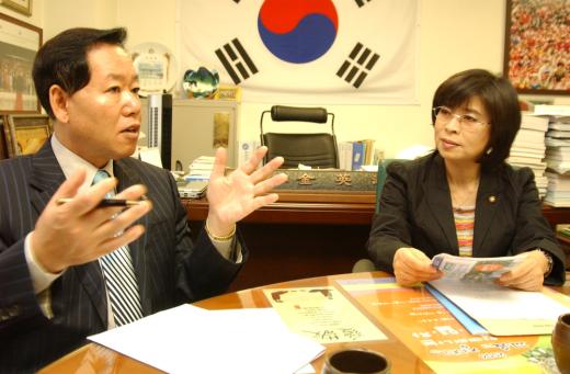 13일 김영숙 의원을 방문한 이원희 교총회장은 무자격 교장공모제와 교원평가의 졸속 입법을 막아야 한다며 협조를 당부했다.