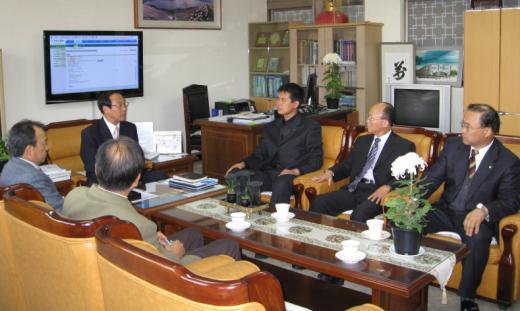 한국교총 '교권 119' 위원들이 교권사건이 발생한 충남 부여의 모 초등학교를 방문, 사태 해결을 숙의하고 있다.