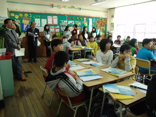 12일 충주 엄정초에서 열린 장학혁신 시범학교 보고회 참석자들이 수업을 참관하고 있다.