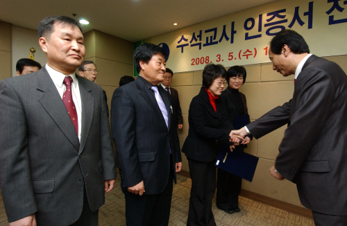 김신호 교육감이 수석교사들에게 인증서를 전수하고 있다