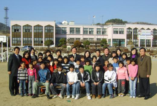 여수 섬마을 학교 묘도초의 교직원과 학생들이 한 자리에 모였다.