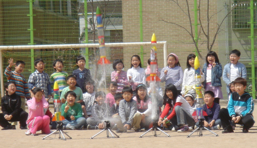 지난 8일 서울광진초 운동장에서 학생들이 물로켓을 발사하고 있다.