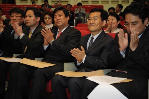 25일 열린 교총 임시대의원회에 참석한 조전혁ㆍ신지호ㆍ김선동ㆍ고승덕ㆍ강용석(오른쪽부터) 한나라당 국회의원 당선자가 축하의 박수를 보내고 있다.
