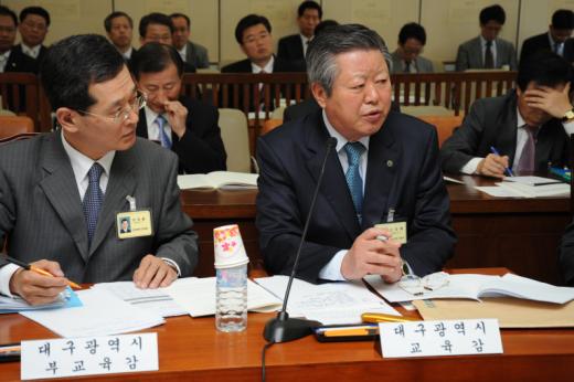 14일 교육위에서 신상철 대구교육감이 학교 성폭력 대책을 답변하고 있다