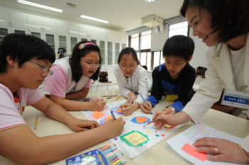 16일 서울학동초 과학실에서 인성교육 수업 중 학생들이 학생상담자원봉사자의 도움을 받아 '나의 다짐'을 적은 그림을 그리고 있다.